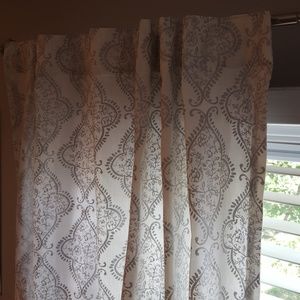 4 curtain panels